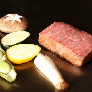 ◆【鐵板燒】佐賀牛特選「Tobigyu」牛腰肉、虎蝦、扇貝 22,000日圓（含稅）