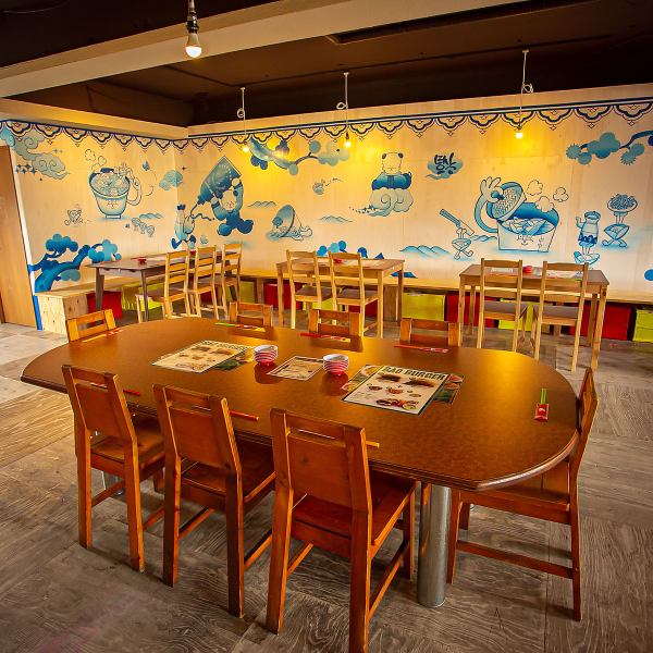 This restaurant has a homely atmosphere where you can enjoy casual dining. The spacious restaurant is recommended not only for small groups, but also for banquets and family gatherings! In addition to the large central table, there are 3 table seats for 4 people. We have 1 table for 6 people, and 2 tatami room table seats for 6 people.