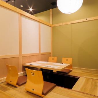 【小規模包廂】備有配備下沉式被爐桌的包廂，可容納2～4人。不僅可用於招待重要客戶、與商業夥伴共進晚餐、與同事的歡迎和歡送會、年終聚會，也可用於與家人和親戚一起用餐。一場無限暢飲的宴會絕對是一件很划算的事。