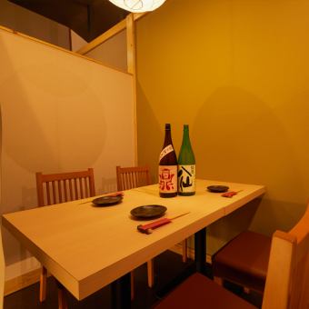 【小桌子】光與影編織的高品質空間。我們為您準備了一個可以忘卻城市喧囂、享受輕鬆成人時光的空間！ 2至6人的小團體桌位讓您度過輕鬆而優雅的時光，而且比其他地方更勝一籌！