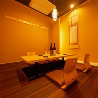 【小包廂】半私人房間，可供2~4人使用。不僅可用於招待重要客戶、與商業夥伴共進晚餐、與同事的歡迎和歡送會、年終聚會，也可用於與家人和親戚一起用餐。一場無限暢飲的宴會絕對是一件很划算的事。