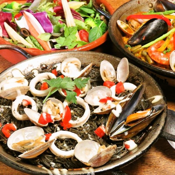 The flavor of seafood is concentrated! [Squid ink paella]