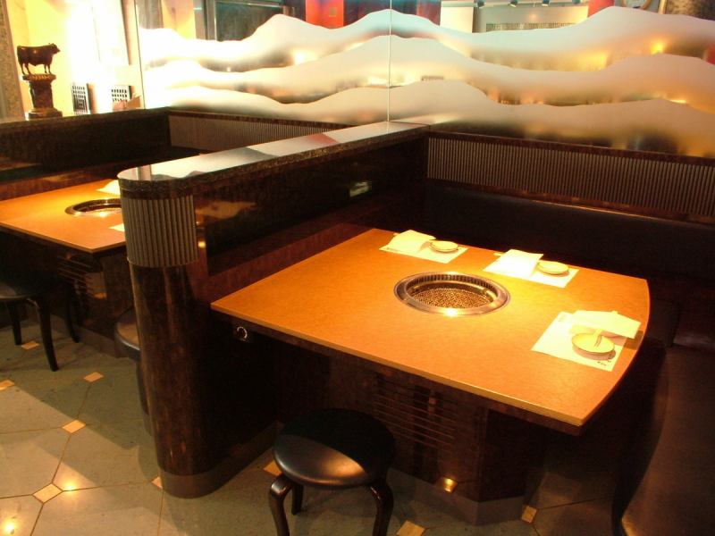基于黑色的宁静空间。BOX桌椅可让您放松身心并享受烤肉。可以提供3至4个席位，4至5个席位◎在舒适的空间中享受从全国各地购买的最优质的A5级优质肉类♪