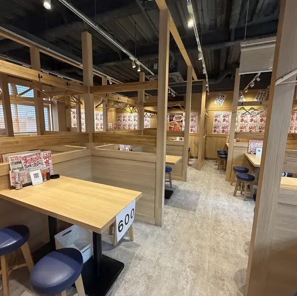 全席半個室となっており、周りを気にせずゆったりとお食事をお楽しみいただけます。落ち着いた空間で、くつろぎの時間をお過ごしください。最大50名様までの貸切利用も可能です。詳細は店舗までお問い合わせください。