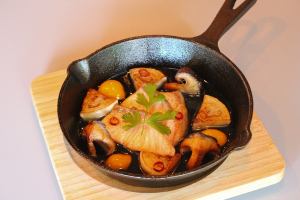 Sea bream and vegetable ajillo with baguette