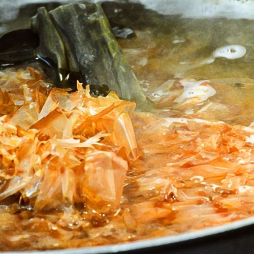 The secret to its deliciousness is the dashi stock made with plenty of bonito flakes!