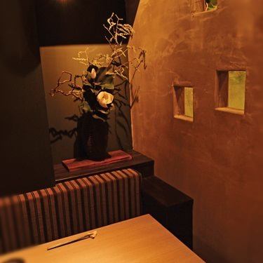 The modern Japanese interior is reminiscent of a cave, and all rooms are completely private.