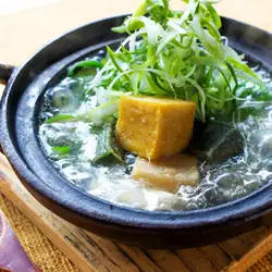 新鲜面筋和九条葱，佐以腐皮酱汁
