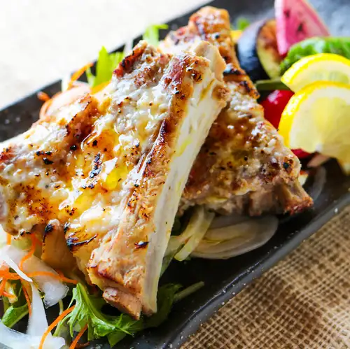 Grilled spare ribs with salt koji