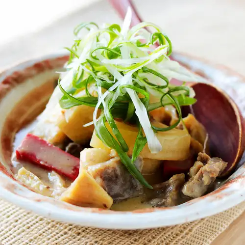 Beef tendon and seasonal vegetables simmered in white clay sauce