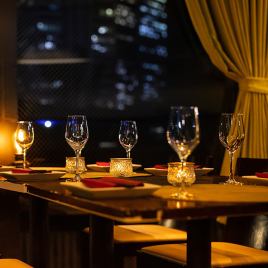 我们时尚的餐厅设有适合 2 至 12 人小团体的私人宴会厅。我们将根据您在新宿的不同目的，为您介绍最合适的私人房间。请用于新宿的各种宴会。
