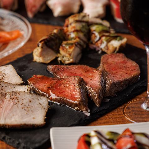 肉ブームの先駆け「熟成シュラスコ」や自家製「ローストビーフ」など数々の肉料理ラインナップが多彩