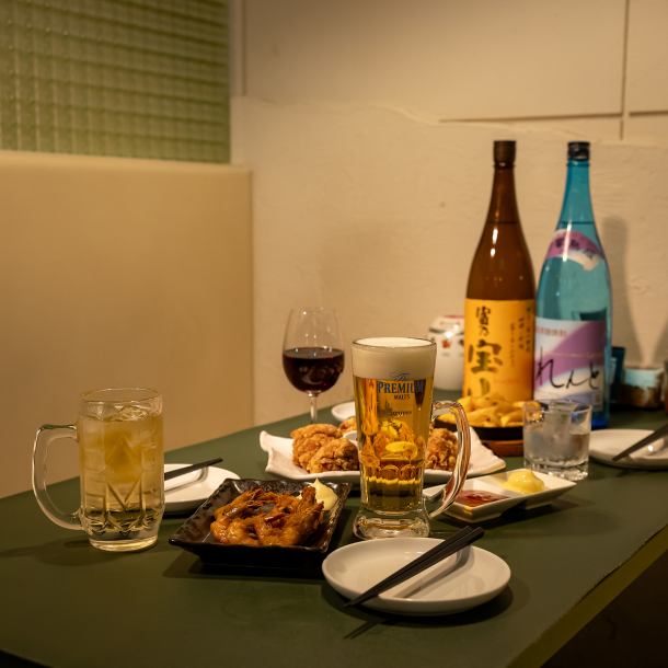 ゆったりと羽を伸ばしてお寛ぎいただける雰囲気抜群の空間。2名様～団体様まで用途に合わせて最適なお席へご案内させていただきます。デートや女子会、接待、宴会など、シーンを問わずご利用いただけますので、お席のご希望やご要望もお気軽にお問い合わせください。可能な限りお応えいたします。【新宿 西口 食べ放題】