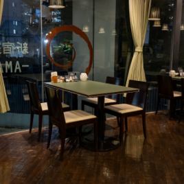 조명이 부드럽게 꽂은 분위기가 있는 테이블석.데이트나 기념일 등의 프라이빗부터 접대 등의 비즈니스 씬까지 폭넓게 이용하실 수 있습니다.좌석의 상세도 부담없이 문의해 주세요.