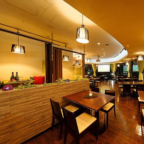 広々とした店内はランチタイムにもおすすめの空間です