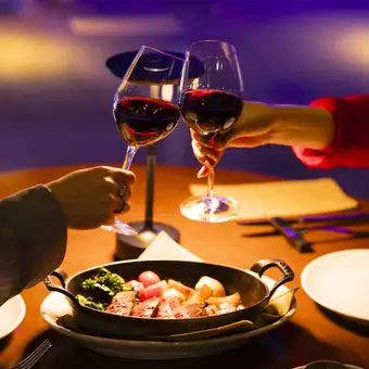 【2시간 음료 무제한 포함】 호화스러운 흑모 와규 모모 고기 스테이크 등 전8품≪CHEF'S COUSE≫⇒9900엔(부가세 포함)♪