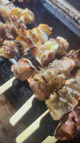 【使用紅富士雞！ 】本店最受歡迎的烤雞肉串（各式各樣）