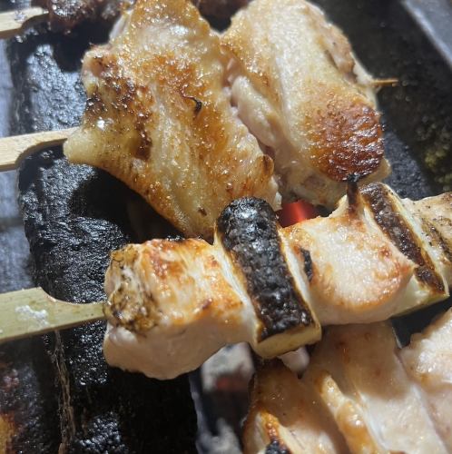 골라낸 닭고기를 숯불로 차분히.수분이 많은 식감!