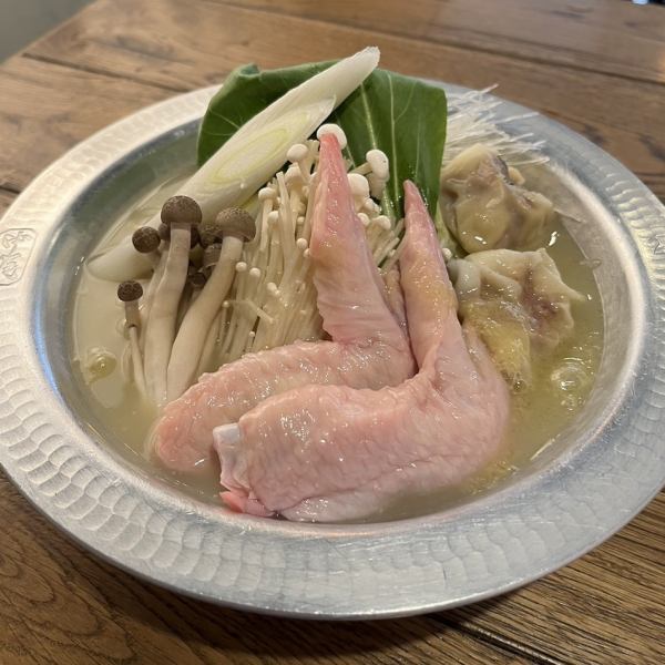 烤雞肉串店精心挑選的雞肉汆鍋
