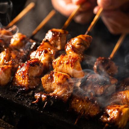 炭火で香ばしく焼く焼き鳥