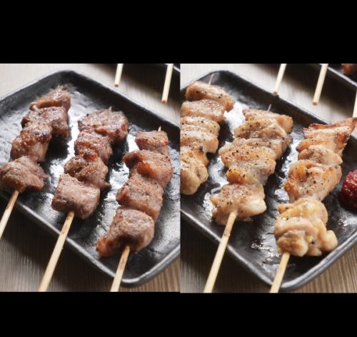 【串】店舗限定のかしら串(左)・とんとろもも串（右）