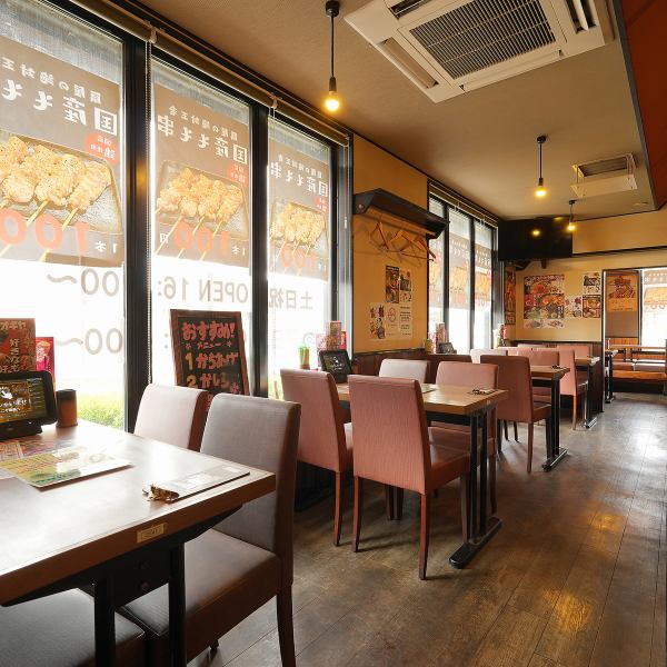 昭和レトロをコンセプトにした広々とした店内は、大型宴会にも快適な環境を提供します！テーブル配置は柔軟で、ロールカーテンを使用した半個室の工夫もあり、団体利用時にプライバシーも確保。温かみのある照明と懐かしさを感じるインテリアで、にぎやかさと心地よさを両立した店内です。
