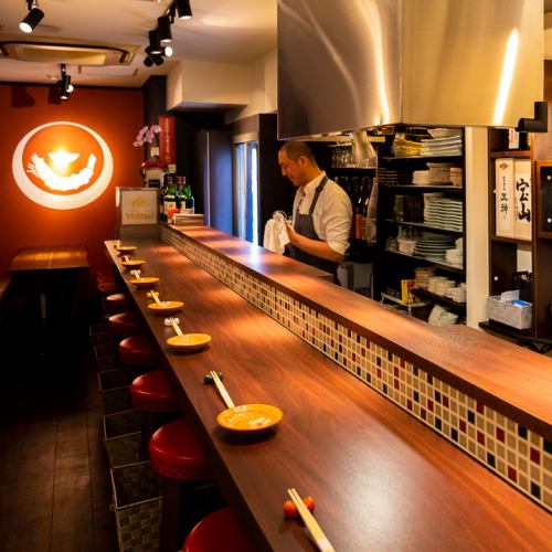 <p>素材にこだわったてんぷらをお楽しみいただける隠れ家的お店です。店内に足を踏み入れるとそこにはプライベートなダイニング空間が。木目調のテーブルと、落ち着いたフロアのコントラストが大人の雰囲気を演出します。</p>