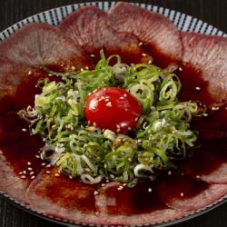 牛たん刺し 真っ赤卵のユッケ風