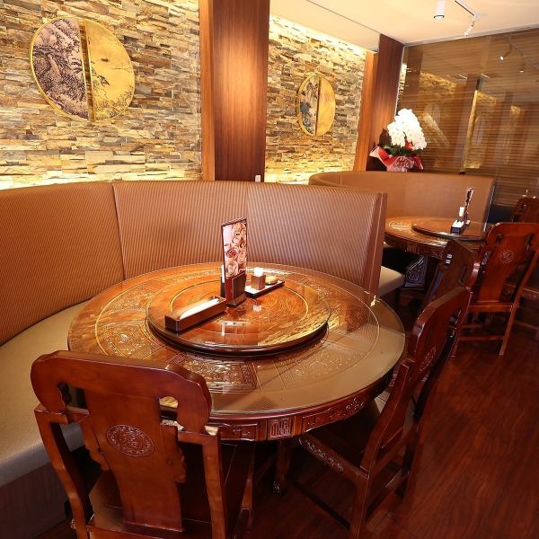 広東料理を楽しむならやっぱり円卓で♪中国から取り寄せたテーブルや椅子は高級感があり、落ち着いて楽しむことができます