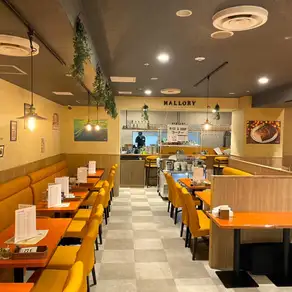 我們可以為30至80人的團體提供場地租賃服務。歡迎隨時與我們聯繫！ 【也非常適合舉辦公司聚會！ 】這間擁有紅磚牆的復古美式空間散發著懷舊而溫馨的氣息，最多可容納80人。是舉辦中大型公司聚會和大型宴會的理想選擇。如果您是正在尋找場地的活動策劃者，請盡快與我們聯繫！