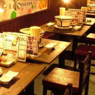 元気な声がこだまする店内で旨いホルモンと冷たいビールを！