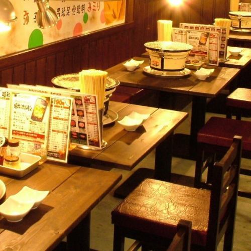 元気な声がこだまする店内で旨いホルモンと冷たいビールを！