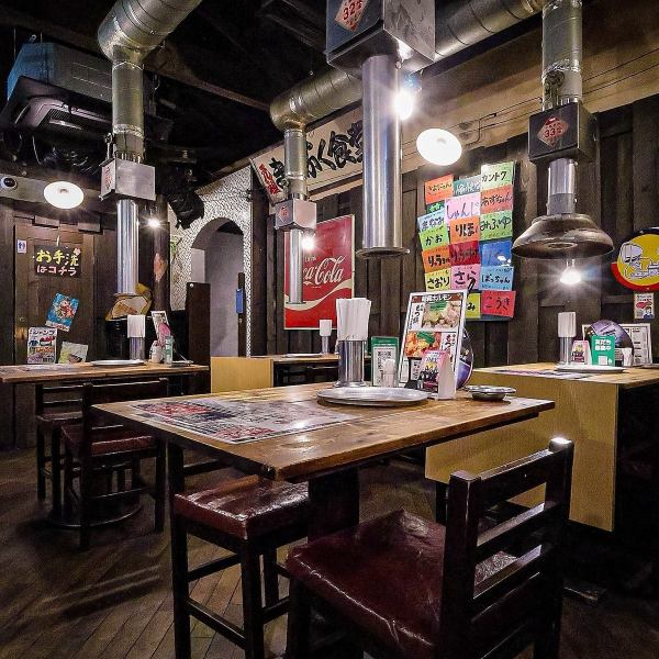 懐かしい昭和30年代の街並「昭和横丁」を抜けると、お店の入り口に到着♪昭和ホルモン十三店には美味しい焼肉＆ホルモン食べ飲み放題をご用意しております。会社の大人数のご宴会に、仲間内の小さな集まりにもご活用いただけます！