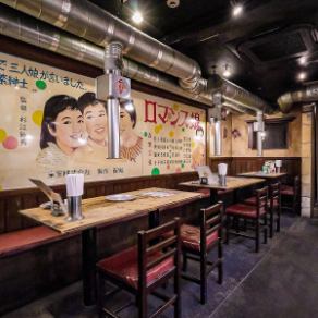<40人 x 1> 總座位數：60！宴會最多可容納40人！大型宴會請交給我們。穿過昭和橫丁，你會發現自己置身於一個充滿昭和時代懷舊氣息和氛圍的世界。這是一家充滿復古氛圍的餐廳，您可以盡情享用精心挑選的肉類和內臟。您也可以回到昭和時代。