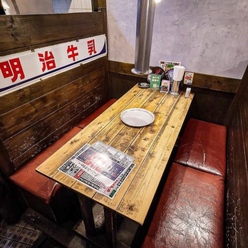 <8人 x 1> 可隨意用於慶功宴等。我們還提供各種宴會套餐和可添加到套餐中的無限暢飲選項。無論是小酌一杯、宴會、女生聚會、約會，或是其他各種場合，這裡都非常適合。昭和大莊荷爾蒙十三店不僅有無障礙的開放式桌椅，還有方便休閒用餐的吧台座位！