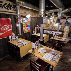 <2人×3> 十三店配備2人以上可就坐的桌椅！店內所有座位均為開放式，您可以和朋友們一起享用烤肉，熱鬧的氛圍自然而然地營造出與其他顧客融為一體的氛圍。歡迎您來品嚐我們引以為傲的超新鮮內臟，度過一段愉快的時光。盡情享用美味的內臟和冰啤酒。