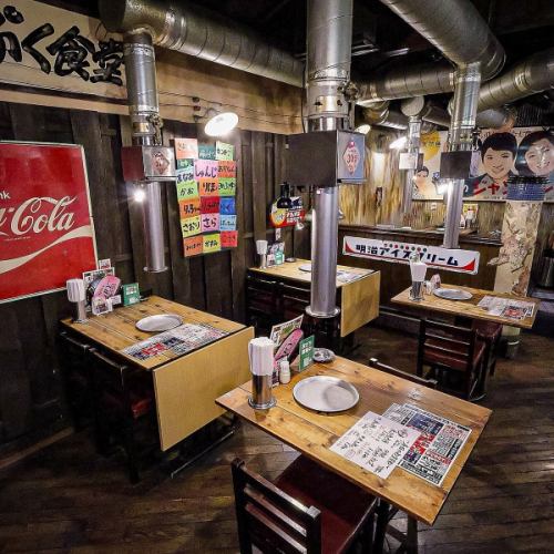 <2人×3> 十三店配備2人以上可就坐的桌椅！店內所有座位均為開放式，您可以和朋友們一起享用烤肉，熱鬧的氛圍自然而然地營造出與其他顧客融為一體的氛圍。歡迎您來品嚐我們引以為傲的超新鮮內臟，度過一段愉快的時光。盡情享用美味的內臟和冰啤酒。