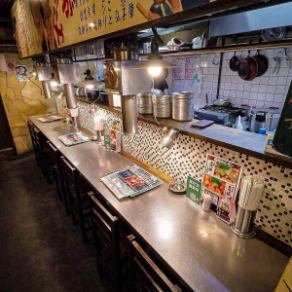 <1人×7> 吧台座位非常適合獨自用餐或約會。店內除了吧台座位外，還設有無隔間的開放式桌椅。這是一家位於市中心的餐廳，您可以在這裡度過一段愉快的時光，回憶過去。感受昭和時代的懷舊氛圍，享用美味的肉類、內臟和冰鎮生啤酒。