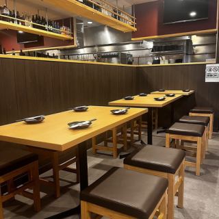 テーブル席はゆったりくつろげるお席となっております。