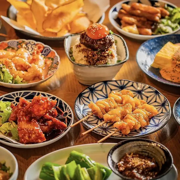 ポークステーキ、チキンステーキの二種類含む食べ飲み放題!その他おつまみも豊富に取り揃えています♪