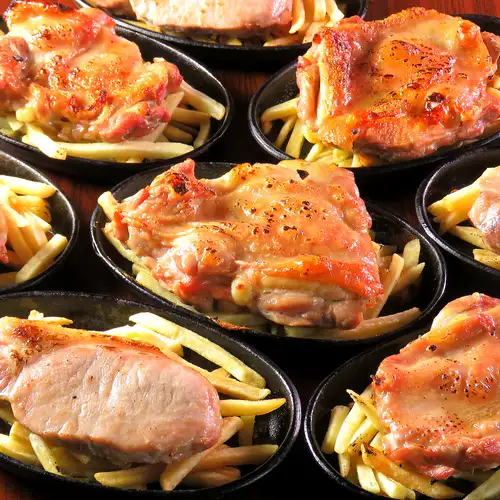ポークステーキ、チキンステーキの二種類含む食べ飲み放題!その他おつまみも豊富に取り揃えています♪