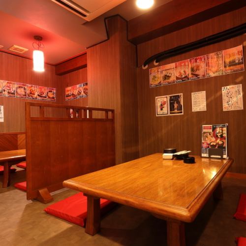 <p>大人数の宴会に対応できる広い席を完備☆ゆったりと座れるテーブル席は、会社の打ち上げや仲間との集まりに最適です!落ち着いた和の雰囲気を大切にした設計で、華やかながらも落ち着きのある空間が広がります。ゆとりあるサイズ感は、長時間滞在しても快適に過ごせる魅力があります◎</p>