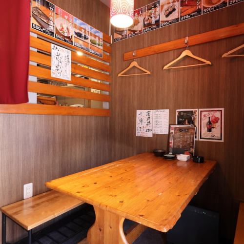 店内には、木の温もりを感じられる広々とした4名席を1卓ご用意。おでんの香りやお寿司の職人仕事が生む、ほっと落ち着く雰囲気が魅力です。ゆったりと座れるテーブルは、ご家族や友人との食事にぴったり。あたたかい料理と心地よい空間で、ゆっくりとした時間をお過ごしいただけます。