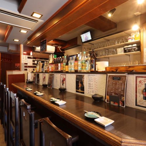 店内には、目の前におでん鍋とお酒がずらりと並ぶカウンター席が6席。湯気と香りに包まれるあたたかな雰囲気で、おひとりさまでも気軽に過ごせる心地よさが魅力です。落ち着いて飲みたい時や、仕事帰りにふらっと寄りたい時にもぴったり。気軽に座れて、自分のペースで楽しめる人気の席です。