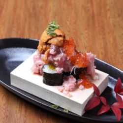豪華！ウニ入り極みこぼれ寿司
