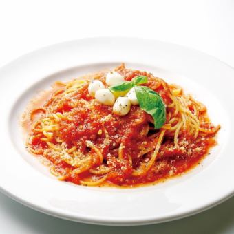 Spaghetti with mozzarella and tomato