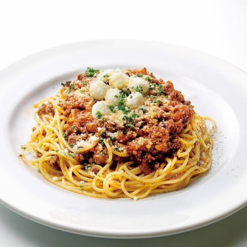 Spaghetti with mozzarella cheese and meat sauce