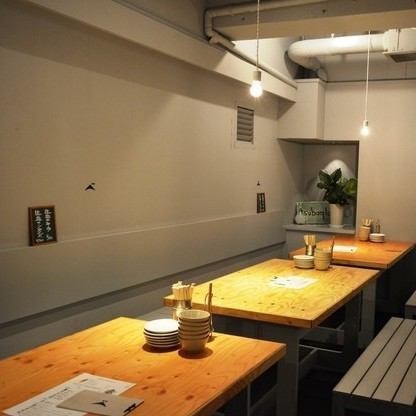 The spacious interior has wooden tables and stylish indirect lighting.It can be used by groups such as company banquets, girls' parties, and family visits.We can also accommodate medium/large banquets and group reservations by connecting table seats.It is recommended to book the course in advance.