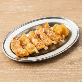 煎餃配磨碎的白蘿蔔和柚子醋
