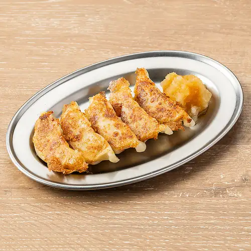 煎餃配磨碎的白蘿蔔和柚子醋